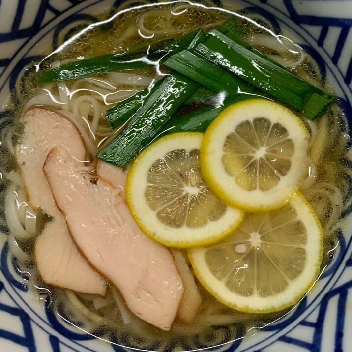 レモンとスモークチキンの稲庭うどん